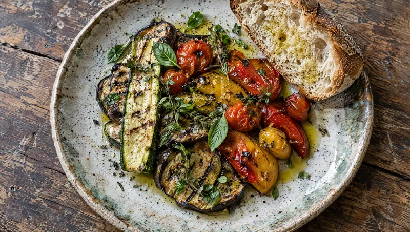 Plato de verduras a la brasa con pan
