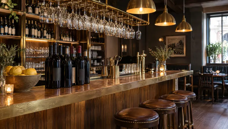 Barra del restaurante con botellas, copas colgadas y limones